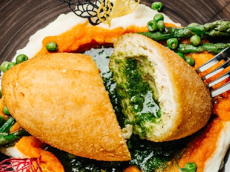 Пилешки киевски кюфтета, пълнени с масло, чесън и билки - снимка на рецептата Пилешки киевски кюфтета, пълнени с масло, чесън и билки - снимка на рецептата